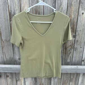 A new day t-shirt v-neck short sleeve size small